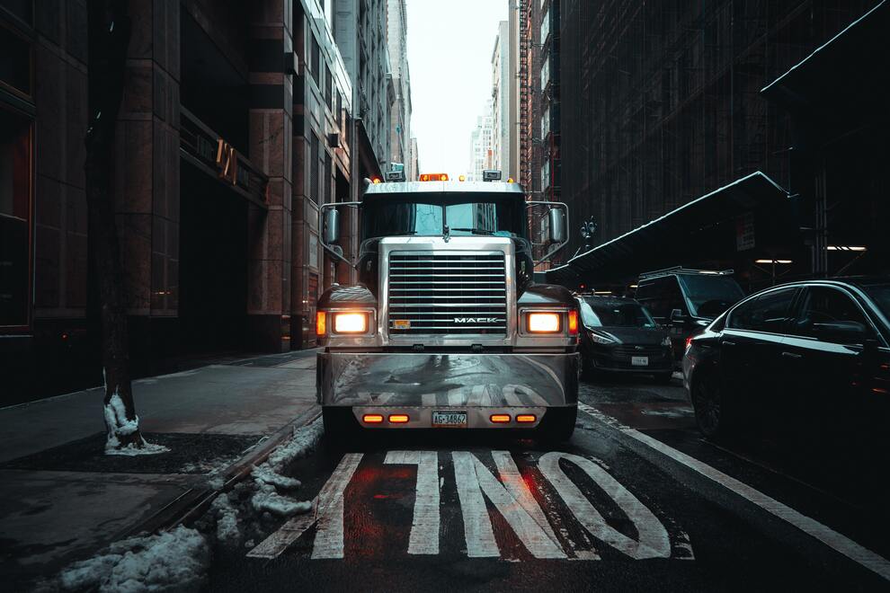 You are currently viewing 5 Tips to Become a Safe Truck Driver